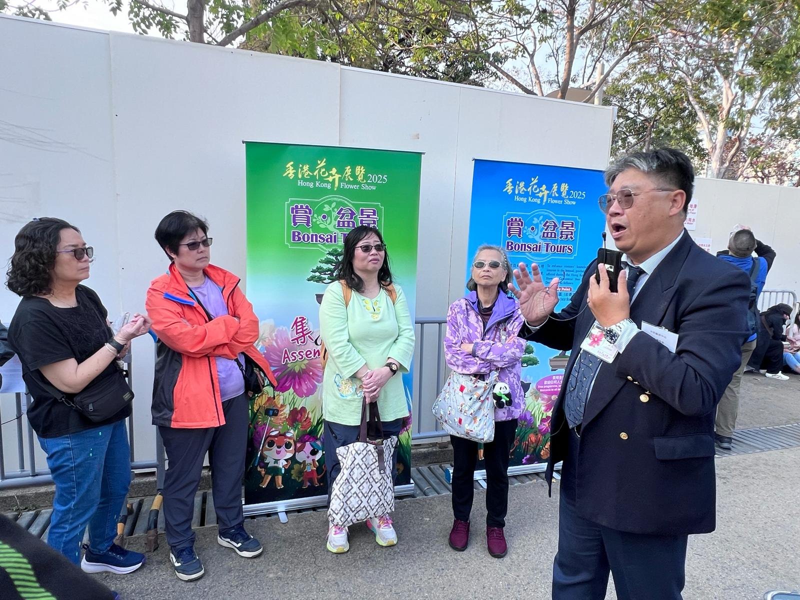 Mr. Kam Chi Wai was invited as an official penjing docent for visitors during the penjing exhibition