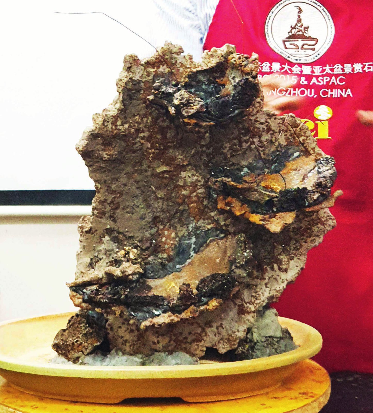 A large container-like slag waste got used as a backdrop with smaller pieces used to create small-sized containers.