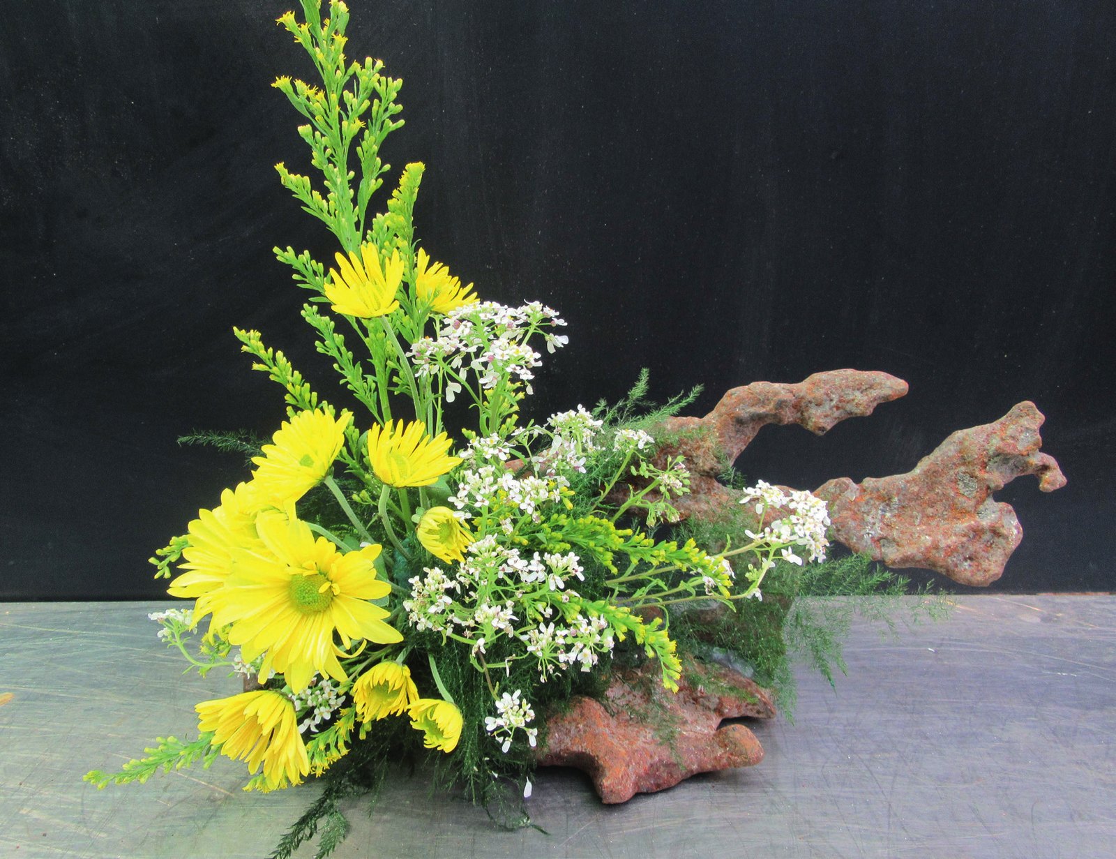 Small fresh flowers werearranged in yet anotheroriginal container