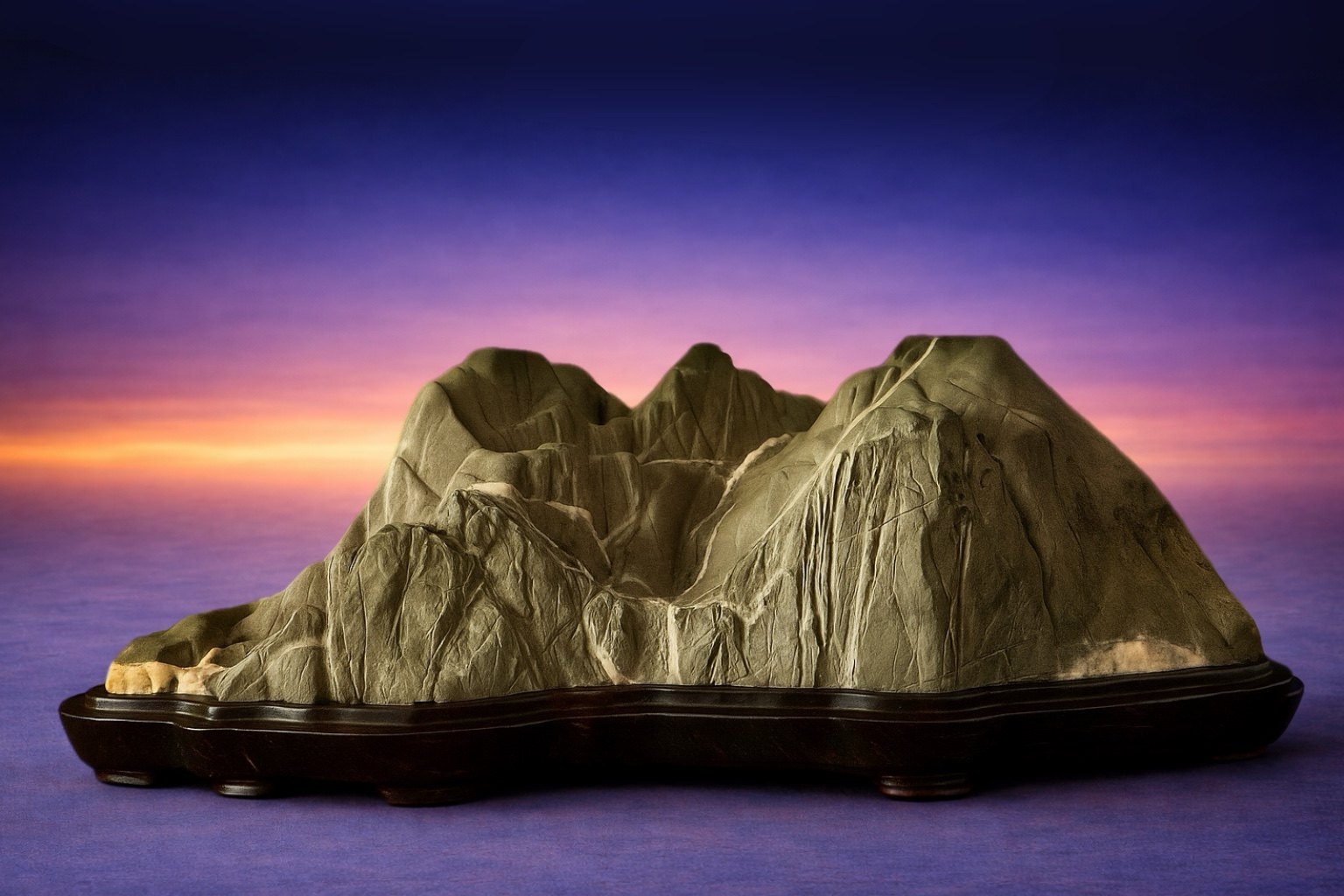 Rempō-seki (Mountain Range Stone). A suiseki that conveys the quiet beauty and emotional presence of a natural mountain landscape.