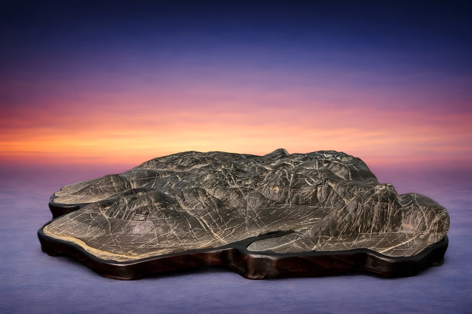 Hira-ishi (Plateau Stone). This suiseki evokes the vast openness of gently rolling plains, with soft valleys and subtle relief shaped by centuries of natural erosion. Its remarkable resemblance to the landscapes of the southern Castilian Plateau gives it a special place in the author's collection.