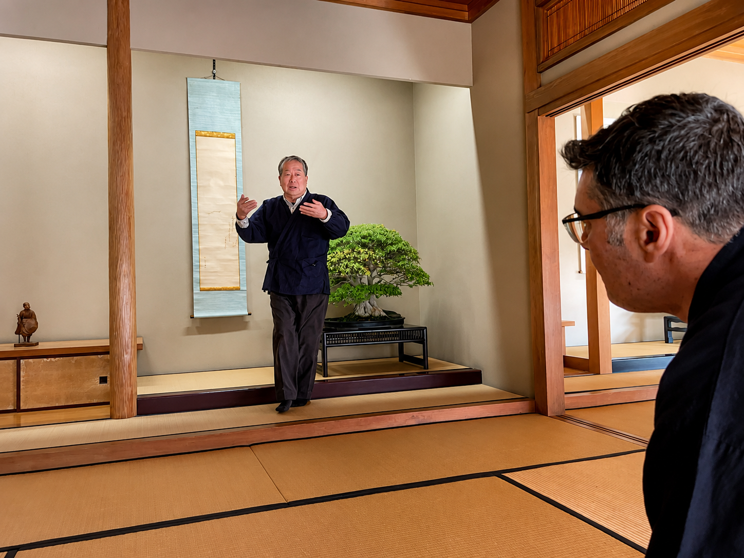 III Iemoto Kobayashi Ippū delivering a private lesson on tokonoma composition at the Shunkaen Bonsai Museum, during the author’s final period of in-person study in November 2025. Following the completion of coursework, formal evaluation, and a diploma ceremony, the author received Diploma No. 1 of the Keidō Katayama-ryū School — its first graduate under Kobayashi Ippū’s leadership as Third Iemoto.